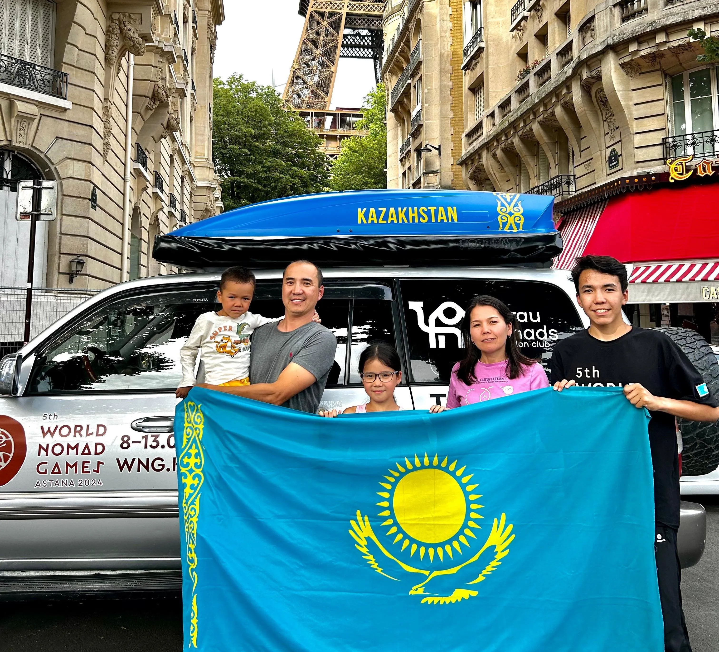 Семья из Атырау на своем авто доехала до Парижа ради Олимпиады